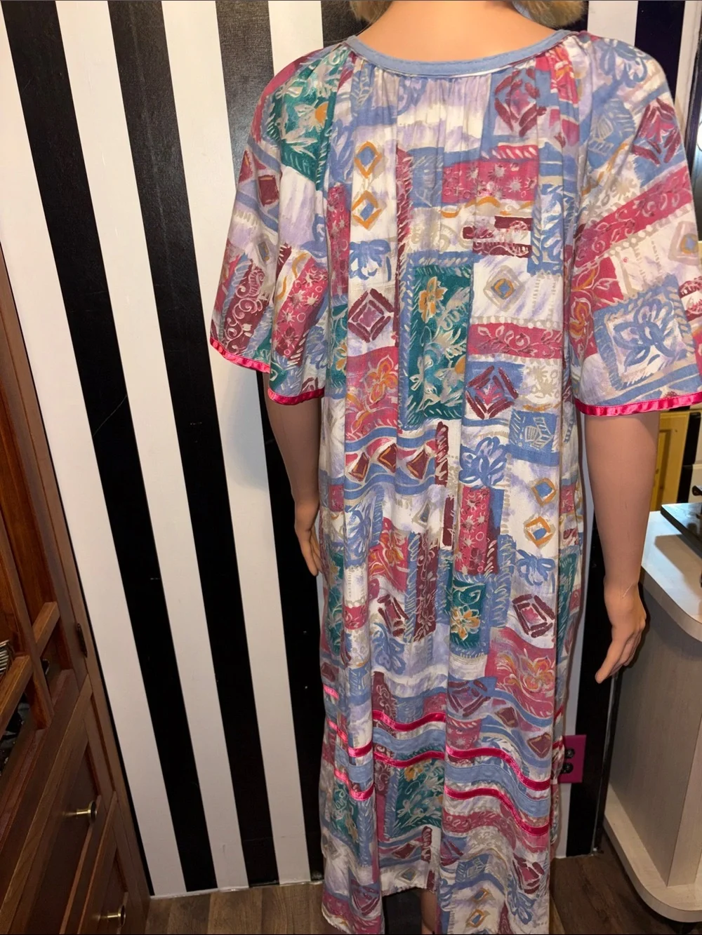 Classic Vintage Cotton MuuMuu Gown Caftan House Dress Medium/Large Has Pockets